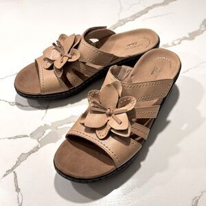 Clark’s Collection | Women’s Lexi Opal Beige Flower Slip on Wedge Sandals SZ 9.5